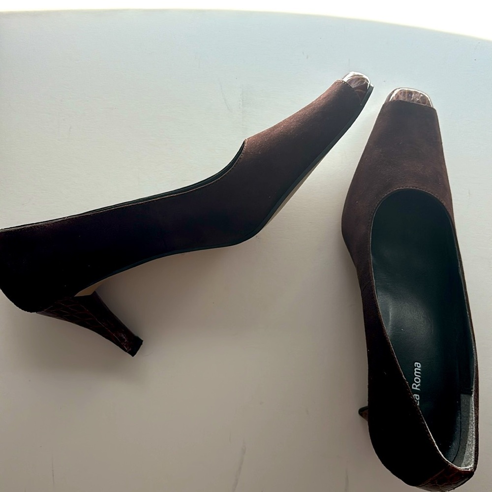 Brown suede Linea Roma heels size 7. Mint condition. With box.